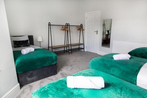 4 Bedrooms Spacious House With 2 Bathrooms Free Parking - sleeps up to 10 guests photo 36