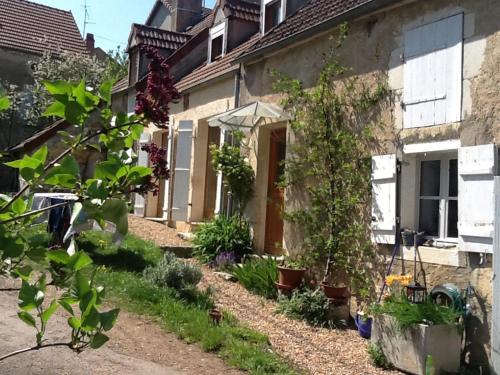 Κήπος έξω από το L'Atelier de Pierre 1-Bed Cottage in Pousseaux