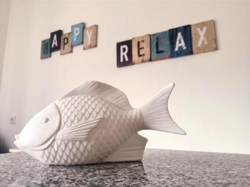 ein Papierfisch, der auf einer Theke sitzt in der Unterkunft MAR ROSA, estacionamento gratuito in Nazaré