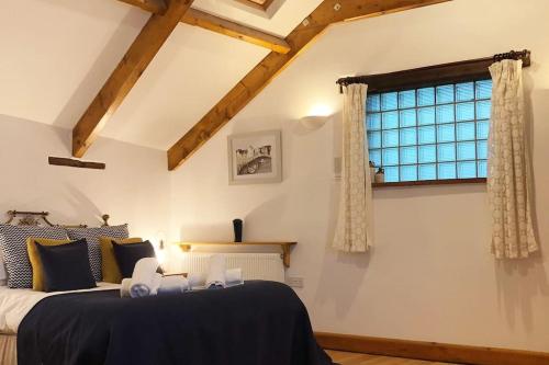 um quarto com 2 camas e uma janela em Stables A delightful one bed cottage with parking! em Appledore
