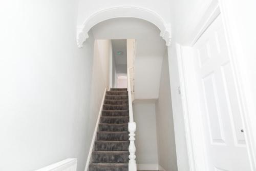 4 Bedrooms Spacious House With 2 Bathrooms Free Parking - sleeps up to 10 guests photo 38