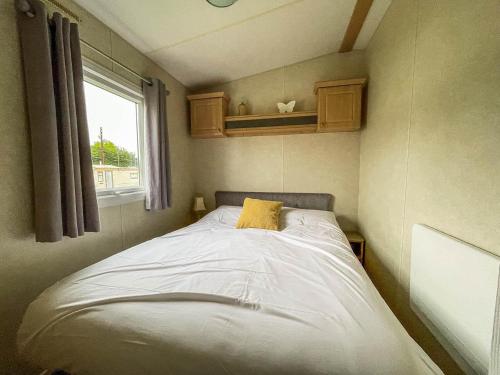 Postel nebo postele na pokoji v ubytování Lovely 8 Berth Caravan At Breydon Water Park, Nearby Norfolk Broads Ref 10111b