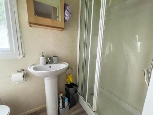 Koupelna v ubytování Lovely 8 Berth Caravan At Breydon Water Park, Nearby Norfolk Broads Ref 10111b