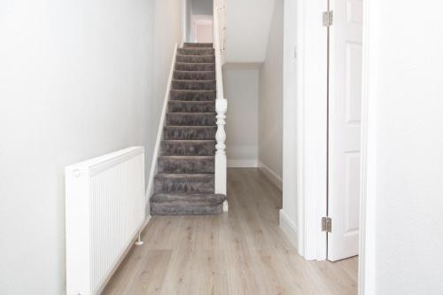 4 Bedrooms Spacious House With 2 Bathrooms Free Parking - sleeps up to 10 guests photo 41