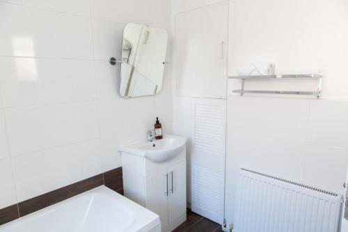4 Bedrooms Spacious House With 2 Bathrooms Free Parking - sleeps up to 10 guests photo 40