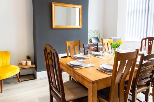4 Bedrooms Spacious House With 2 Bathrooms Free Parking - sleeps up to 10 guests photo 48