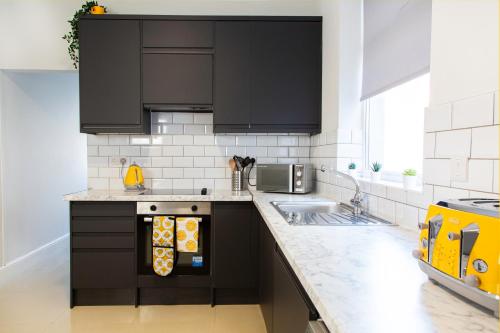 4 Bedrooms Spacious House With 2 Bathrooms Free Parking - sleeps up to 10 guests photo 7