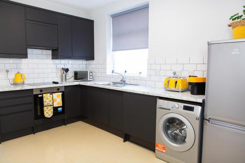 4 Bedrooms Spacious House With 2 Bathrooms Free Parking - sleeps up to 10 guests photo 44