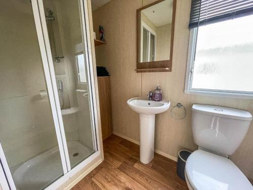 A bathroom at 8 Berth Caravan At The Seaside Of Haven Hopton-on-sea In Norfolk Ref 80065f