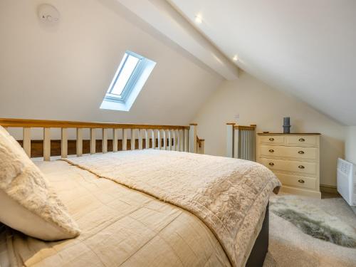 una camera con letto, finestra e cassettiera di Wisteria Cottage - Uk46478 a Hemingby
