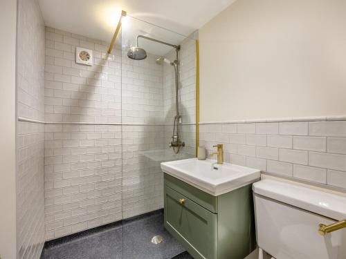 bagno con lavandino e servizi igienici di Wisteria Cottage - Uk46478 a Hemingby