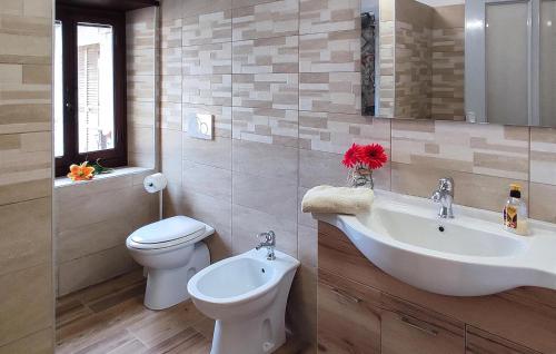 bagno con lavandino, servizi igienici e lavandino di Lovely Home In Marliana With Wifi a Marliana