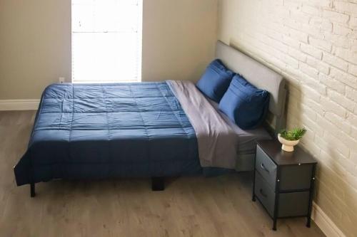 - une chambre avec un lit doté d'oreillers bleus dans l'établissement Cozy Retreat in Houston Galleria, à Houston