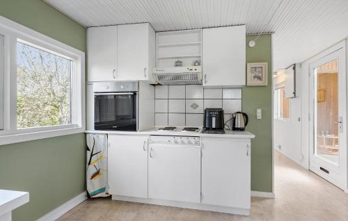 Una cocina o zona de cocina en Beautiful Home In Middelfart With Wifi