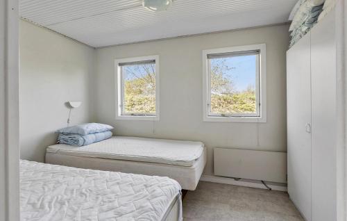 1 Schlafzimmer mit 2 Betten und 2 Fenstern in der Unterkunft Beautiful Home In Middelfart With Wifi in Middelfart