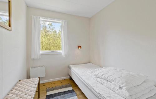 Vester SømarkenにあるFyrrelsの白いベッドルーム(ベッド1台、窓付)