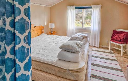 1 dormitorio con cama y ventana en Nice Home In Svenljunga With House Sea View, en Svenljunga
