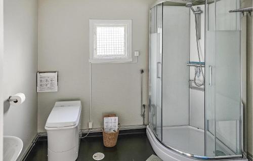 y baño con ducha, aseo y lavamanos. en Nice Home In Svenljunga With House Sea View, en Svenljunga