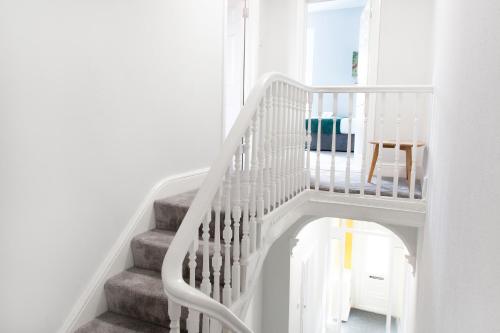 4 Bedrooms Spacious House With 2 Bathrooms Free Parking - sleeps up to 10 guests photo 53