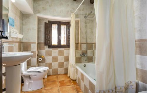 ein Badezimmer mit einem WC, einem Waschbecken und einer Badewanne in der Unterkunft Cozy Home In Castillo De Locubin With Outdoor Swimming Pool in Castillo de Locubín