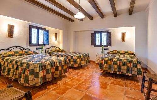 Zimmer mit 4 Betten in einem Zimmer mit Fenstern in der Unterkunft Cozy Home In Castillo De Locubin With Outdoor Swimming Pool in Castillo de Locubín