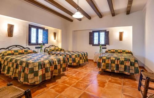 Postel nebo postele na pokoji v ubytování Cozy Home In Castillo De Locubin