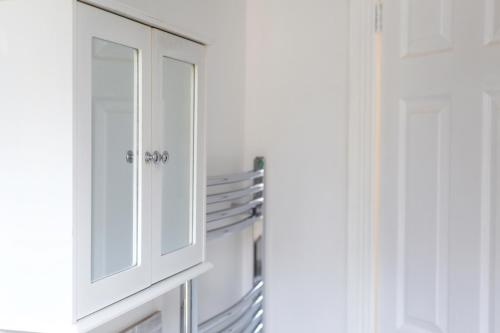 4 Bedrooms Spacious House With 2 Bathrooms Free Parking - sleeps up to 10 guests photo 54