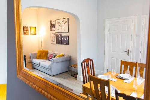 4 Bedrooms Spacious House With 2 Bathrooms Free Parking - sleeps up to 10 guests photo 55