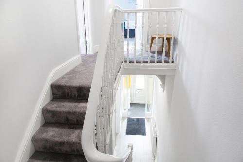 4 Bedrooms Spacious House With 2 Bathrooms Free Parking - sleeps up to 10 guests photo 59