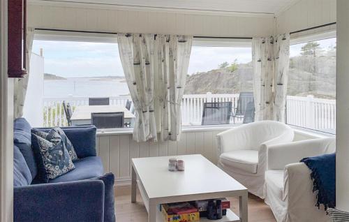 sala de estar con vistas al océano en Amazing Home In Skjrhalden With Kitchen, en Skjærhollen