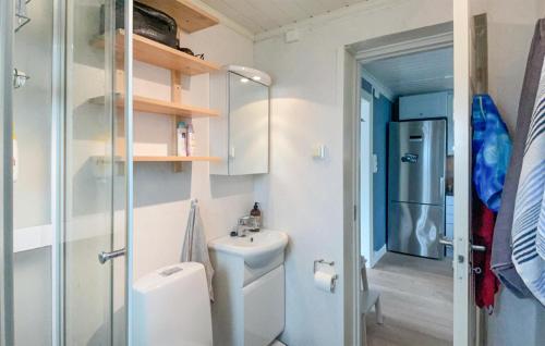 uma casa de banho com um WC, um lavatório e um chuveiro em Amazing Home In Skjrhalden With Kitchen em Skjærhollen