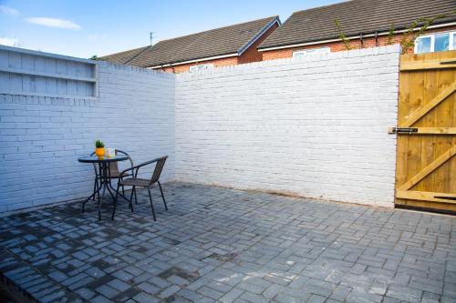 4 Bedrooms Spacious House With 2 Bathrooms Free Parking - sleeps up to 10 guests photo 62