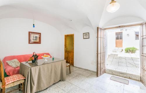 ein Wohnzimmer mit einem roten Sofa und einem Tisch in der Unterkunft Stunning Home In Villanueva Del Rey in Villanueva del Rey