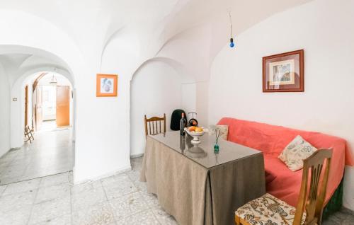 ein Wohnzimmer mit einem roten Sofa und einem Tisch in der Unterkunft Stunning Home In Villanueva Del Rey in Villanueva del Rey