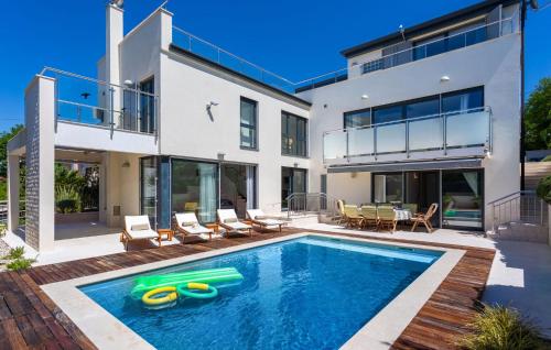 Awesome Home In Njivice