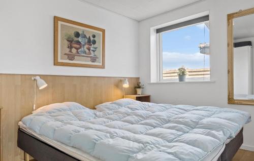 Cette chambre comprend un grand lit et une fenêtre. dans l'établissement Beautiful Home In Sydals With Sauna, à Skovmose
