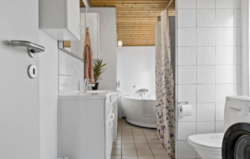 La salle de bains est pourvue d'une baignoire, d'un lavabo et de toilettes. dans l'établissement Beautiful Home In Sydals With Sauna, à Skovmose