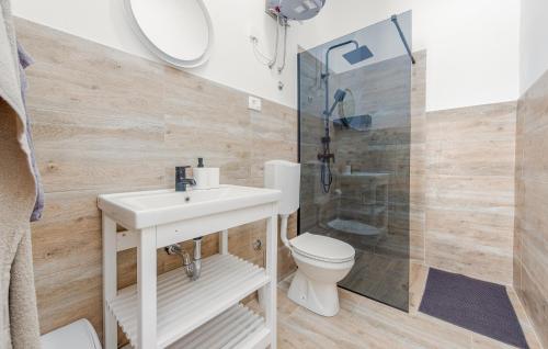 a bathroom with a sink and a toilet at Nice Home In Zemunik Donji With Kitchen in Smrdelje