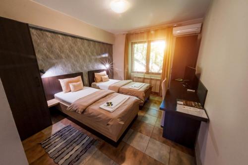 um quarto com 2 camas e uma janela em Villa Gurman 024 em Backa Topola