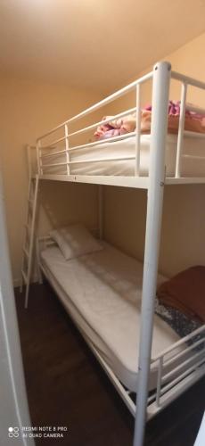 quelques lits superposés dans une chambre dans l'établissement Studio n5 cabine Bagneres de Bigorre, à Bagnères-de-Bigorre