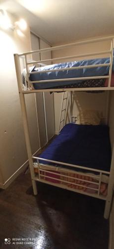 Ce dortoir comprend 2 lits superposés et des draps bleus. dans l'établissement Studio n5 cabine Bagneres de Bigorre, à Bagnères-de-Bigorre