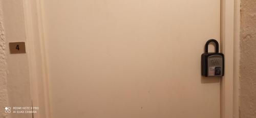 une porte ouverte avec un téléphone portable sur elle dans l'établissement Studio n5 cabine Bagneres de Bigorre, à Bagnères-de-Bigorre