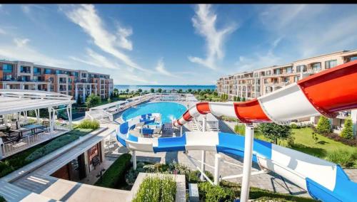 un parque acuático en el complejo con un tobogán acuático en Premier Fort Beach 4, en Sveti Vlas