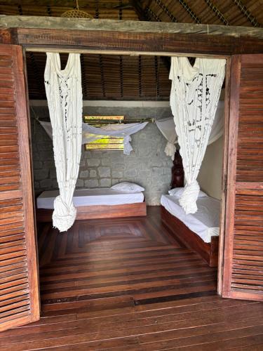 Ένα ή περισσότερα κρεβάτια σε δωμάτιο στο Nosy Komba Lodge
