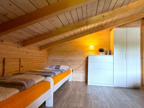Zimmer im Dachgeschoss mit 2 Betten und einem Schrank in der Unterkunft Chata RESTART in Jevíčko