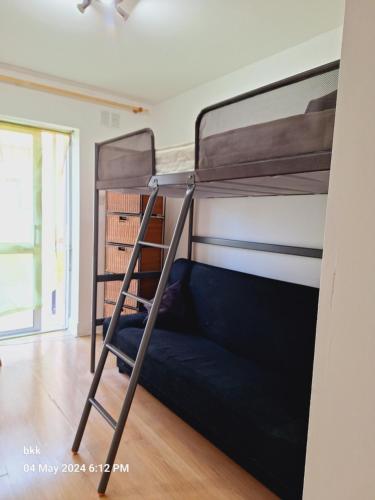 Katil dua tingkat atau katil-katil dua tingkat dalam bilik di Tramore treat