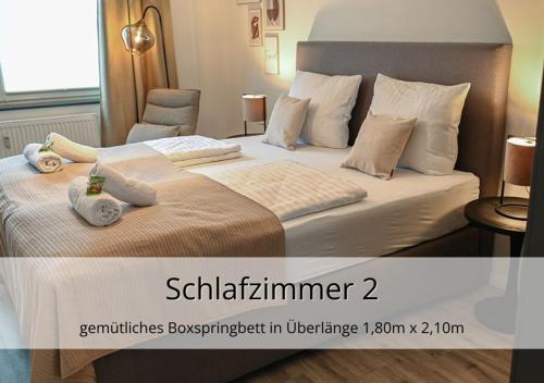 een poster van een hotelkamer met een bed bij stays4you - zentrale Lage, Uninähe, extralange Betten in Kassel