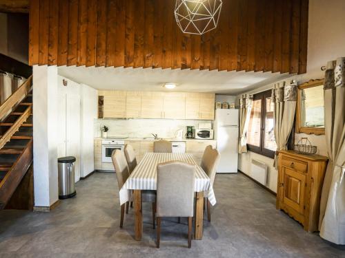 une salle à manger avec une table et une cuisine dans l'établissement Location 3 pièces 7 pers, centre Châtel, 50 m télécabine, balcon, parking, WiFi, animal admis - FR-1-676-107, à Châtel