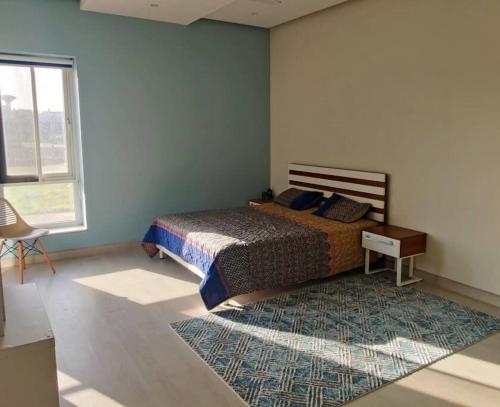 1 dormitorio con 1 cama grande y 1 alfombra en Modern design luxury large house in Islamabad, en Islamabad