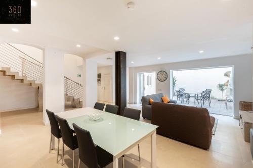 comedor y sala de estar con mesa y sillas en 4BR Home in Prime Location Just Off the Promenade by 360 Estates, en Sliema